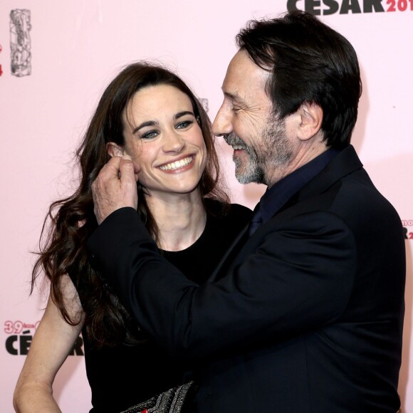 Jean-Hugues Anglade et sa compagne Charlotte Leloup arrivent à la 39ème cérémonie des César au Théâtre du Châtelet à Paris, le 28 février 2014.
