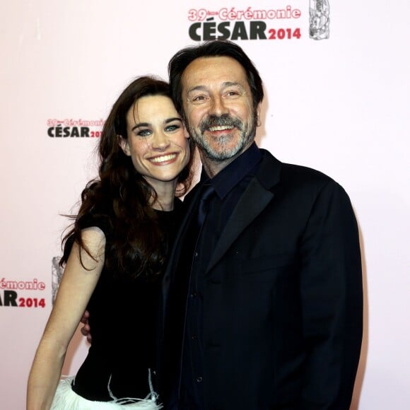 Jean-Hugues Anglade et sa compagne Charlotte Leloup arrivent à la 39ème cérémonie des César au Théâtre du Châtelet à Paris, le 28 février 2014.