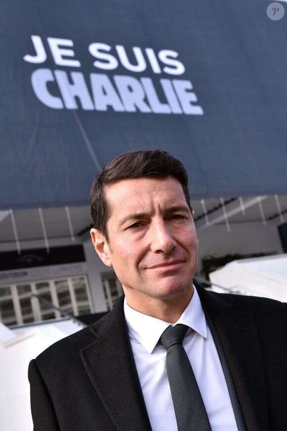 Le Palais des Festivals de Cannes a changé son fameux "Tapis Rouge" en "Tapis Noir" et une bache de 264m2 avec comme message : "Je Suis Charlie" a été mise en place sur la façade principale du Palais à Cannes le 9 janvier 2015. C'est le maire de Cannes, David Lisnard qui a voulu rendre hommage aux victimes de l'attaque de la rédaction du journal satirique Charlie Hebdo, mercredi 7 janvier à Paris.