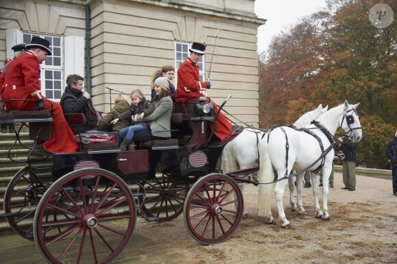 Arrivée en calèche, pour la famille princière... Le prince Frederik et la princesse Mary de Danemark assistaient avec leurs enfants Christian, Isabella, Vincent et Josephine à l'Hubertus Jagt (Chasse Hubertus) le 1er novembre 2015 au palais de l'Eremitage, à Klampenborg.