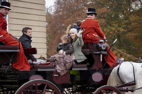 Le prince Frederik et la princesse Mary de Danemark assistaient avec leurs enfants Christian, Isabella, Vincent et Josephine à l'Hubertus Jagt (Chasse Hubertus) le 1er novembre 2015 au palais de l'Eremitage, à Klampenborg.