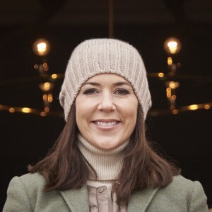 La princesse Mary avec un bonnet, voilà qui est rare ! Le prince Frederik et la princesse Mary de Danemark assistaient avec leurs enfants Christian, Isabella, Vincent et Josephine à l'Hubertus Jagt (Chasse Hubertus) le 1er novembre 2015 au palais de l'Eremitage, à Klampenborg.