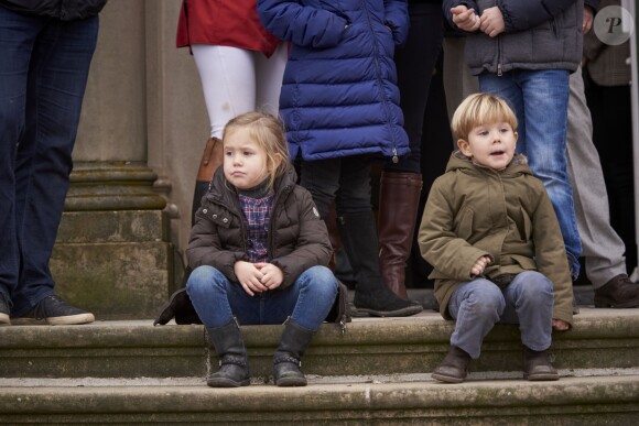 Les jumeaux Josephine et Vincent pendant la remise de prix. Le prince Frederik et la princesse Mary de Danemark assistaient avec leurs enfants Christian, Isabella, Vincent et Josephine à l'Hubertus Jagt (Chasse Hubertus) le 1er novembre 2015 au palais de l'Eremitage, à Klampenborg.