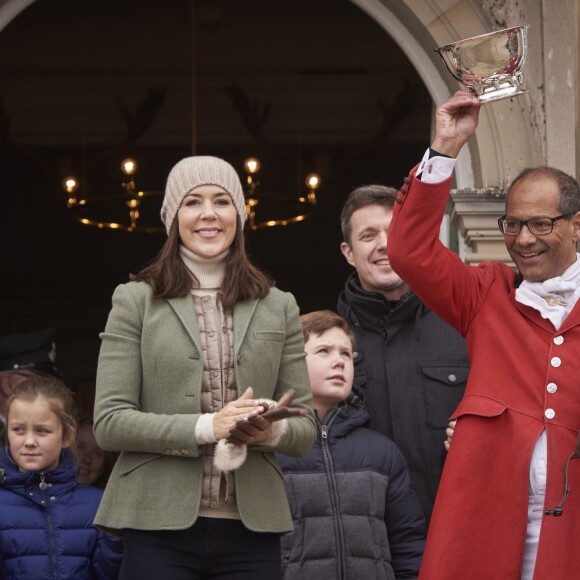 La remise du prix au gagnant de cette année, Niels Goldschmidt. Le prince Frederik et la princesse Mary de Danemark assistaient avec leurs enfants Christian, Isabella, Vincent et Josephine à l'Hubertus Jagt (Chasse Hubertus) le 1er novembre 2015 au palais de l'Eremitage, à Klampenborg.