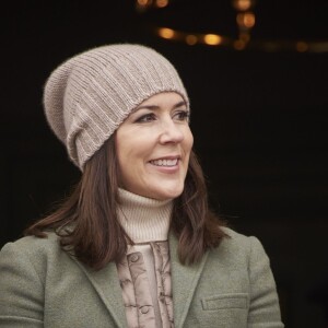 La princesse Mary avec un bonnet, voilà qui est rare ! Le prince Frederik et la princesse Mary de Danemark assistaient avec leurs enfants Christian, Isabella, Vincent et Josephine à l'Hubertus Jagt (Chasse Hubertus) le 1er novembre 2015 au palais de l'Eremitage, à Klampenborg.