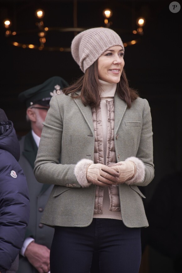 La princesse Mary avec un bonnet, voilà qui est rare ! Le prince Frederik et la princesse Mary de Danemark assistaient avec leurs enfants Christian, Isabella, Vincent et Josephine à l'Hubertus Jagt (Chasse Hubertus) le 1er novembre 2015 au palais de l'Eremitage, à Klampenborg.