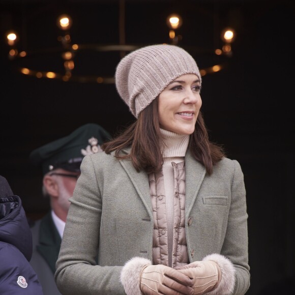 La princesse Mary avec un bonnet, voilà qui est rare ! Le prince Frederik et la princesse Mary de Danemark assistaient avec leurs enfants Christian, Isabella, Vincent et Josephine à l'Hubertus Jagt (Chasse Hubertus) le 1er novembre 2015 au palais de l'Eremitage, à Klampenborg.