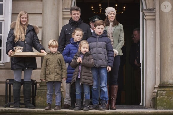 Le prince Frederik et la princesse Mary de Danemark assistaient avec leurs enfants Christian, Isabella, Vincent et Josephine à l'Hubertus Jagt (Chasse Hubertus) le 1er novembre 2015 au palais de l'Eremitage, à Klampenborg.