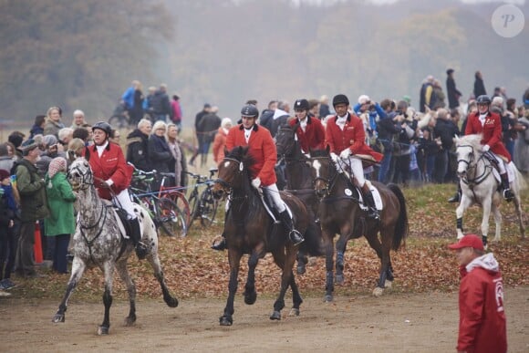 Le prince Frederik et la princesse Mary de Danemark assistaient avec leurs enfants Christian, Isabella, Vincent et Josephine à l'Hubertus Jagt (Chasse Hubertus) le 1er novembre 2015 au palais de l'Eremitage, à Klampenborg.