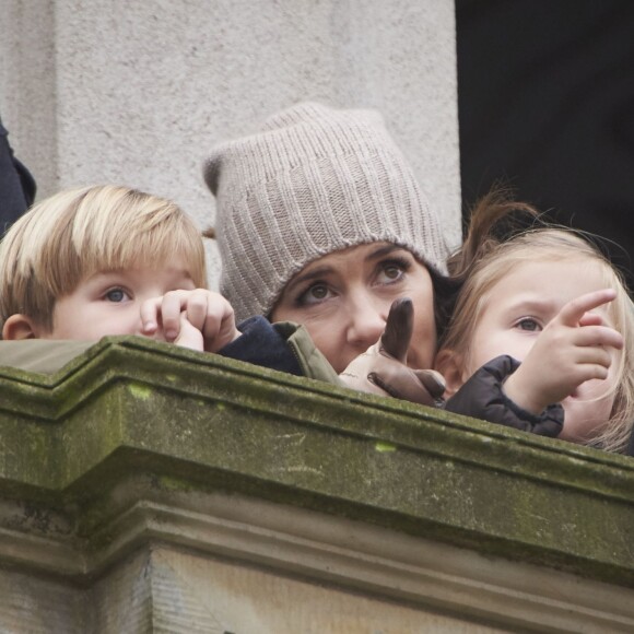 Mary avec les jumeaux Vincent et Josephine, très intéressés. Le prince Frederik et la princesse Mary de Danemark assistaient avec leurs enfants Christian, Isabella, Vincent et Josephine à l'Hubertus Jagt (Chasse Hubertus) le 1er novembre 2015 au palais de l'Eremitage, à Klampenborg.