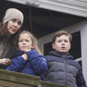 Mary avec Isabella et Christian, les grands. Le prince Frederik et la princesse Mary de Danemark assistaient avec leurs enfants Christian, Isabella, Vincent et Josephine à l'Hubertus Jagt (Chasse Hubertus) le 1er novembre 2015 au palais de l'Eremitage, à Klampenborg.