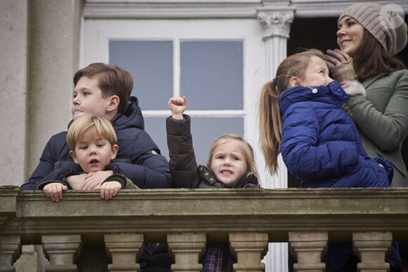 Christian avec Vincent et Josephine. Le prince Frederik et la princesse Mary de Danemark assistaient avec leurs enfants Christian, Isabella, Vincent et Josephine à l'Hubertus Jagt (Chasse Hubertus) le 1er novembre 2015 au palais de l'Eremitage, à Klampenborg.