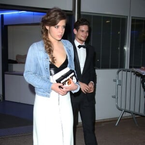 Adèle Exarchopoulos et Jérémie Laheurte à la sortie du Palais des Festivals après la 67e cérémonie du festival du film de Cannes, le 14 mai 2014