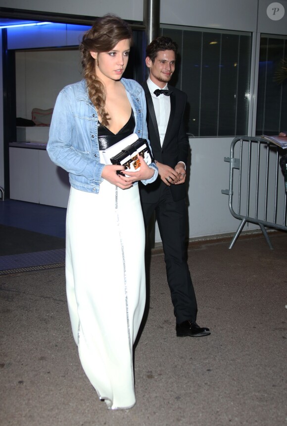 Adèle Exarchopoulos et Jérémie Laheurte à la sortie du Palais des Festivals après la 67e cérémonie du festival du film de Cannes, le 14 mai 2014
