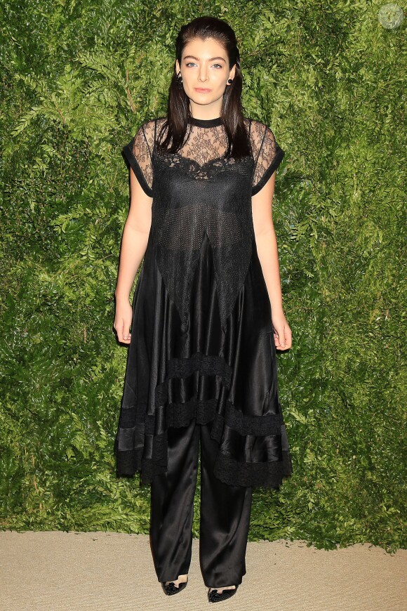 Lorde assiste aux 12e CFDA/Vogue Fashion Fund Awards aux Spring Studios. New York, le 2 novembre 2015.