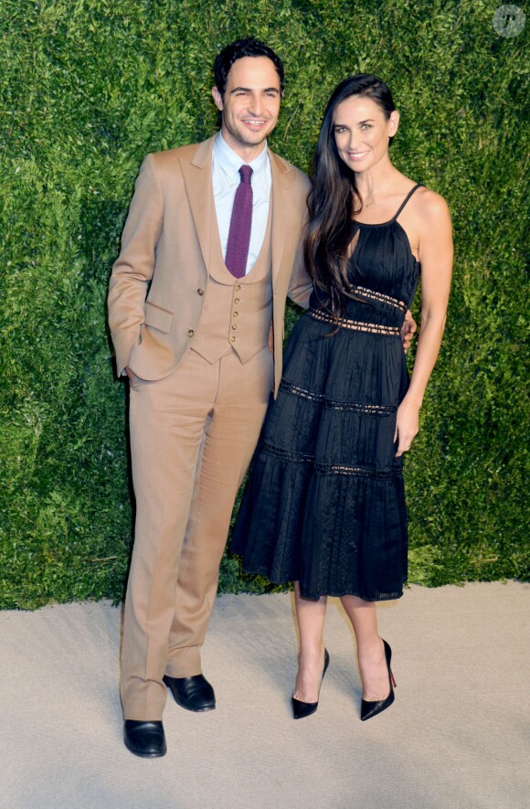 Le créateur Zac Posen et Demi Moore assistent aux 12e CFDA/Vogue Fashion Fund Awards aux Spring Studios. New York, le 2 novembre 2015.