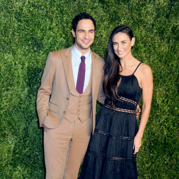 Le créateur Zac Posen et Demi Moore assistent aux 12e CFDA/Vogue Fashion Fund Awards aux Spring Studios. New York, le 2 novembre 2015.