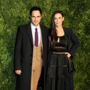 Le créateur Zac Posen et Demi Moore assistent aux 12e CFDA/Vogue Fashion Fund Awards aux Spring Studios. New York, le 2 novembre 2015.