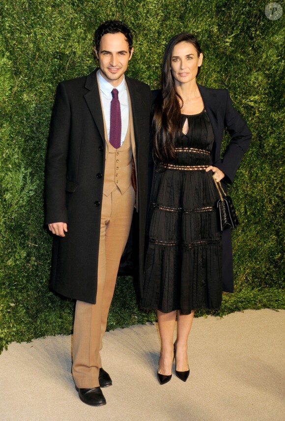 Le créateur Zac Posen et Demi Moore assistent aux 12e CFDA/Vogue Fashion Fund Awards aux Spring Studios. New York, le 2 novembre 2015.