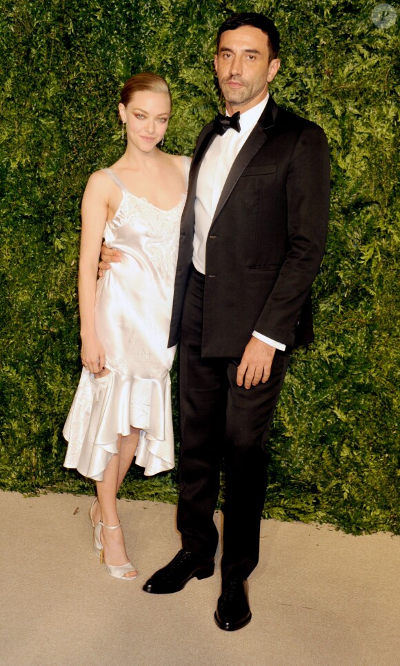 Amanda Seyfried et Riccardo Tisci assistent aux 12e CFDA/Vogue Fashion Fund Awards aux Spring Studios. New York, le 2 novembre 2015.