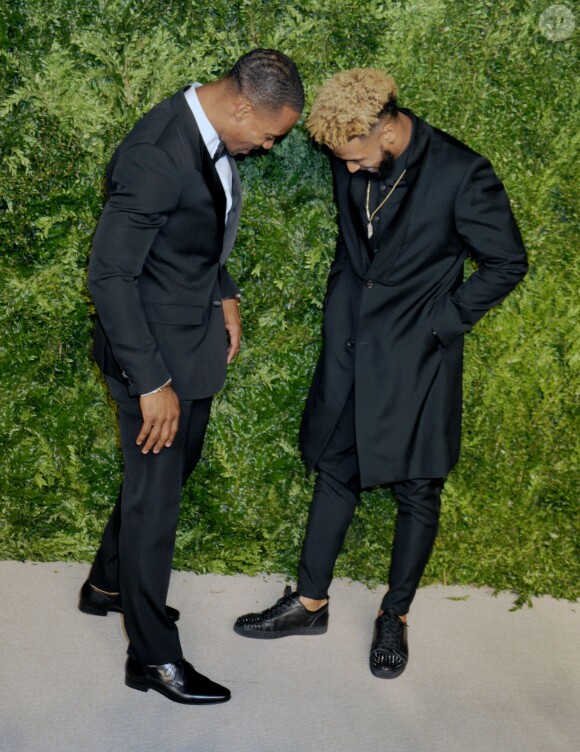 Les footballeurs et coéquipiers aux New York Giants Victor Cruz et Odell Beckham Jr. assistent aux 12e CFDA/Vogue Fashion Fund Awards aux Spring Studios. New York, le 2 novembre 2015.