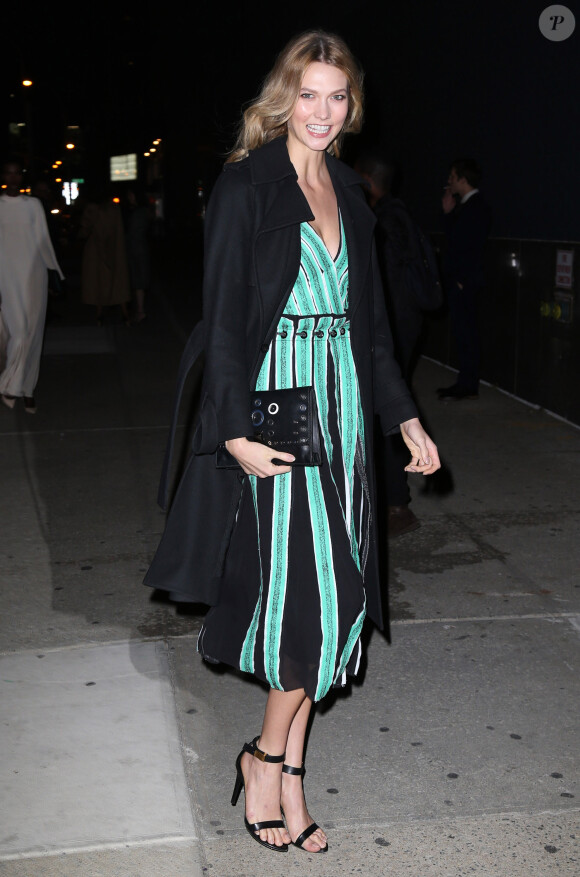 Karlie Kloss arrive aux Spring Studios pour assister aux CFDA/Vogue Fashion Fund Awards. New York, le 2 novembre 2015.