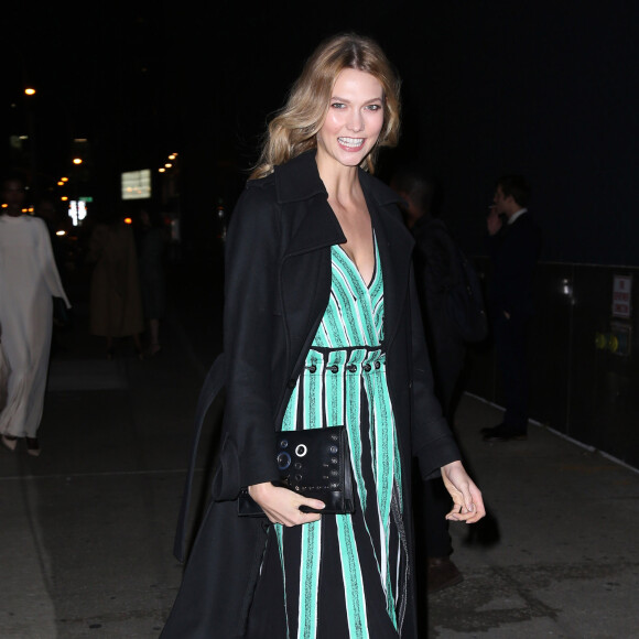 Karlie Kloss arrive aux Spring Studios pour assister aux CFDA/Vogue Fashion Fund Awards. New York, le 2 novembre 2015.