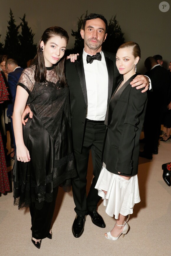 Lorde, Riccardo Tisci et Amanda Seyfried assistent aux 12e CFDA/Vogue Fashion Fund Awards aux Spring Studios. New York, le 2 novembre 2015.