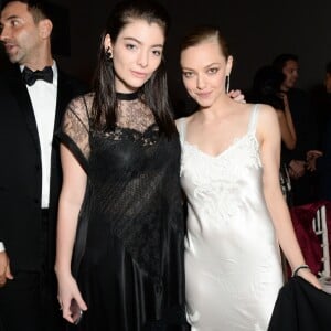 Lorde et Amanda Seyfried assistent aux 12e CFDA/Vogue Fashion Fund Awards aux Spring Studios. New York, le 2 novembre 2015.