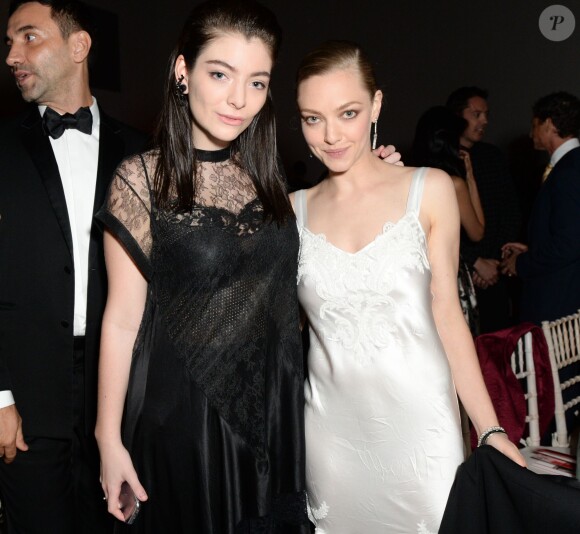 Lorde et Amanda Seyfried assistent aux 12e CFDA/Vogue Fashion Fund Awards aux Spring Studios. New York, le 2 novembre 2015.