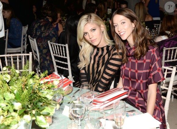Devon Windsor et Alana Zimmer assistent aux 12e CFDA/Vogue Fashion Fund Awards aux Spring Studios. New York, le 2 novembre 2015.