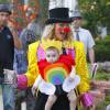 Molly Sims et ses enfants Brooks et Scarlett, déguisés pour Halloween, dans les rues de Los Angeles, le 31 octobre 2015  Please hide children face prior publication Actress Molly Sims takes her children Brooks and Scarlett trick-or-treating around their neighborhood on October 31, 2015 in Los Angeles31/10/2015 - Los Angeles