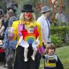 Molly Sims et ses enfants Brooks et Scarlett, déguisés pour Halloween, dans les rues de Los Angeles, le 31 octobre 2015  Please hide children face prior publication Actress Molly Sims takes her children Brooks and Scarlett trick-or-treating around their neighborhood on October 31, 2015 in Los Angeles31/10/2015 - Los Angeles
