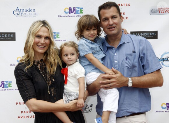 Molly Sims, son mari Scott Stuber et leurs enfants Scarlett May Stuber et Brooks Alan Stuber à la 7ème journée annuelle de « The Children's Museum of the East End's «  à New York, le 18 juillet 2015  Celebrities at The Children's Museum of the East End's (CMEE) 7th Annual Family Fair in Bridgehampton, New York on July 18, 2015.18/07/2015 - New York