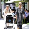 Molly Sims se promène avec sa mère Dottie et sa fille Scarlett à Los Angeles, le 11 mai 2015.  Please Hide Children's face Prior to the Publication Molly Sims is spotted out and about with her newborn daughter Scarlett on May 11, 2015 in Los Angeles, California11/05/2015 - Los Angeles