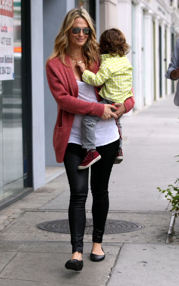 Molly Sims se promène avec son fils Brooks à Beverly Hills, le 25 avril 2015.  Please Hide Children's face Prior to the Publication Molly Sims and husband Scott Stuber spotted out and about with their son Brooks in Beverly Hills, California on April 25, 2015.25/04/2015 - Beverly Hills
