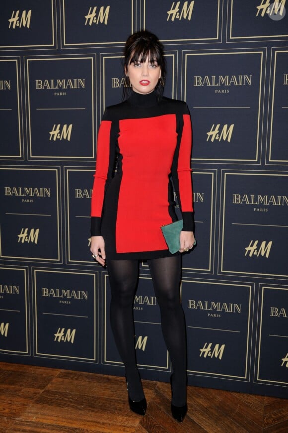 Daisy Lowe assiste à la soirée de présentation et de lancement de la collection BALMAIN x H&M au Palais Brongniart. Paris, le 3 novembre 2015.