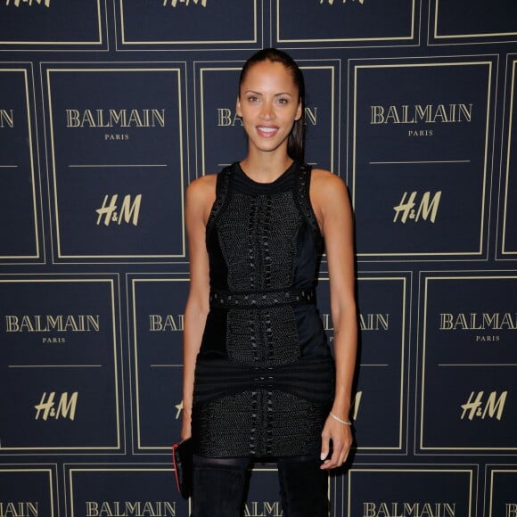 Noémie Lenoir assiste à la soirée de présentation et de lancement de la collection BALMAIN x H&M au Palais Brongniart. Paris, le 3 novembre 2015.