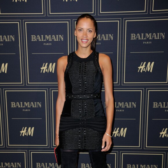 Noémie Lenoir assiste à la soirée de présentation et de lancement de la collection BALMAIN x H&M au Palais Brongniart. Paris, le 3 novembre 2015.