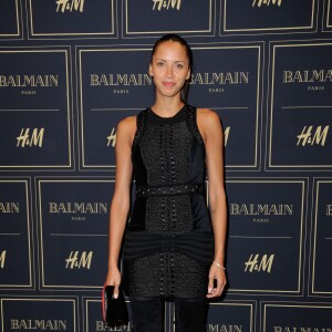 Noémie Lenoir assiste à la soirée de présentation et de lancement de la collection BALMAIN x H&M au Palais Brongniart. Paris, le 3 novembre 2015.