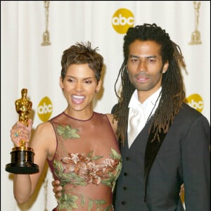 Halle Berry et Eric Benet aux Oscars 2002.