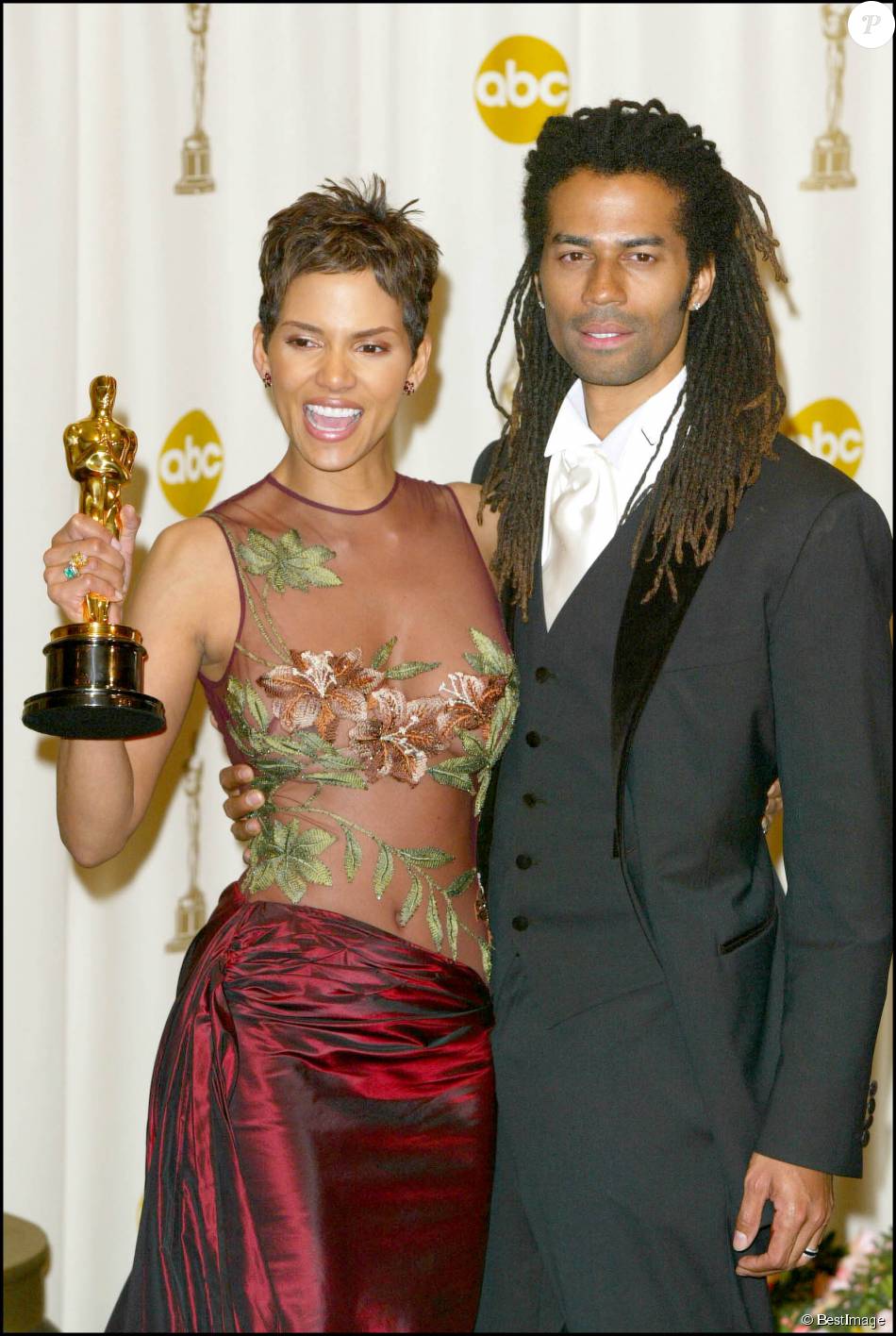 Halle Berry et Eric Benet aux Oscars 2002. Purepeople