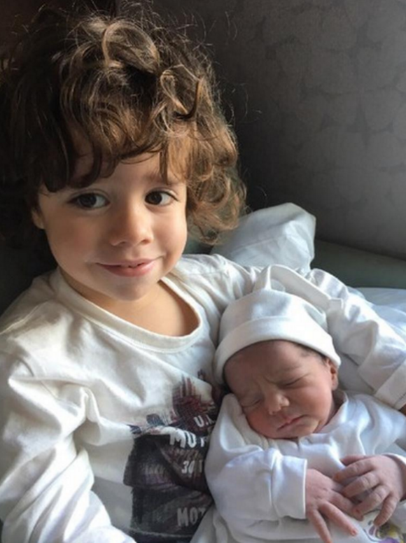 Ricardo, le fils de Ricardo Quaresma, avec sa petite soeur Kauana, née le 27 octobre 2015 en Turquie.