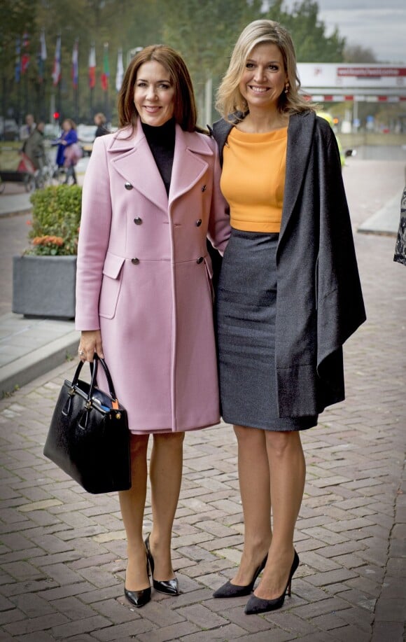 La reine Maxima des Pays-Bas, pour son premier engagement après son hospitalisation pour une néphrite, recevait le soutien de son amie la princesse Mary de Danemark pour l'inauguration de la 3e Conférence mondiale des foyers pour femmes à La Haye le 4 novembre 2015