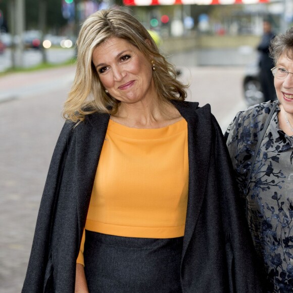 La reine Maxima des Pays-Bas, pour son premier engagement après son hospitalisation pour une néphrite, recevait le soutien de son amie la princesse Mary de Danemark pour l'inauguration de la 3e Conférence mondiale des foyers pour femmes à La Haye le 4 novembre 2015
