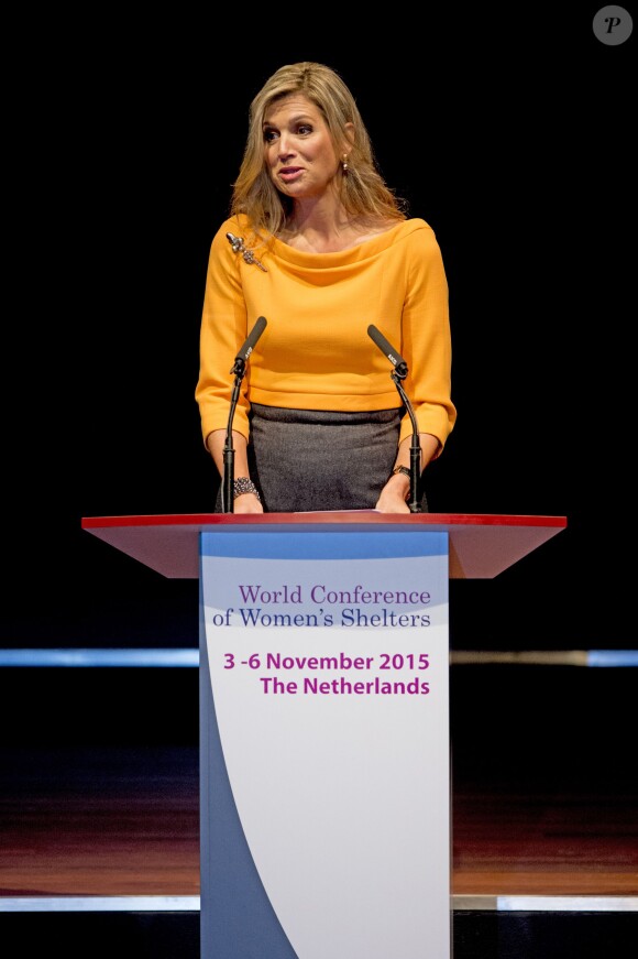 La reine Maxima des Pays-Bas, pour son premier engagement après son hospitalisation pour une néphrite, assurait l'inauguration de la 3e Conférence mondiale des foyers pour femmes à La Haye le 4 novembre 2015