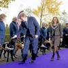 Le roi Willem-Alexander des Pays-Bas étrennait le concept de visite virtuelle avec un chien guide d'aveugle le 4 novembre 2015 à Amstelveen à l'occasion des 80 ans de l'organisme KNGF Guide qui entraîne ces chiens.