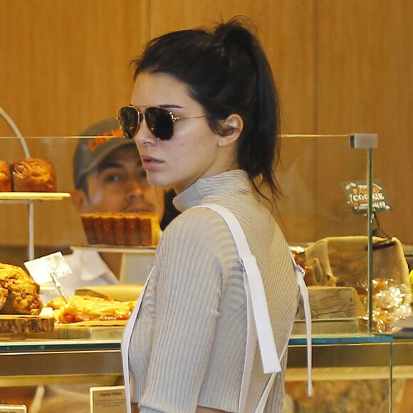 Exclusif - Kendall Jenner fait des courses chez Erewhon à Calabasas, le 4 novembre 2015.