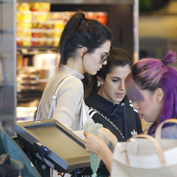 Exclusif - Kendall Jenner fait des courses chez Erewhon à Calabasas, le 4 novembre 2015.