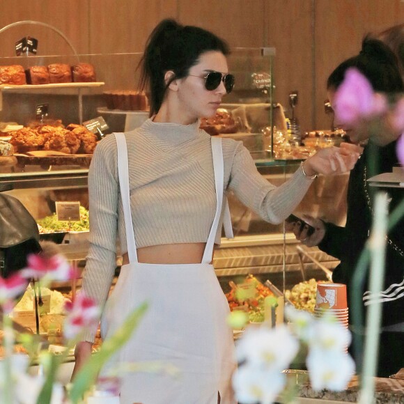 Exclusif - Kendall Jenner fait des courses chez Erewhon à Calabasas, le 4 novembre 2015.